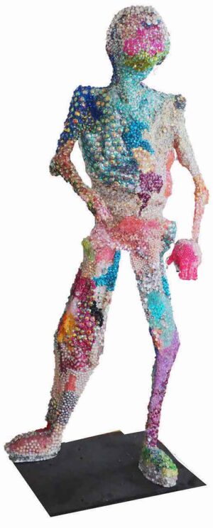 „Glitzergoliath“ von Art Russi ist eine lebensgrosse Skulptur, die mit Glitzer und metallischen Pailletten Schönheit und Vergänglichkeit eindrucksvoll verbindet. Das Werk regt zum Nachdenken über Oberflächlichkeit, Sterblichkeit und die moderne Gesellschaft an.