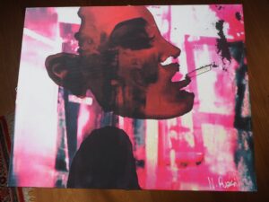 The Other’s Gaze – künstlerischer Beistelltisch mit schwarzer Profil-Silhouette vor pink-rotem abstraktem Hintergrund von Art Russi